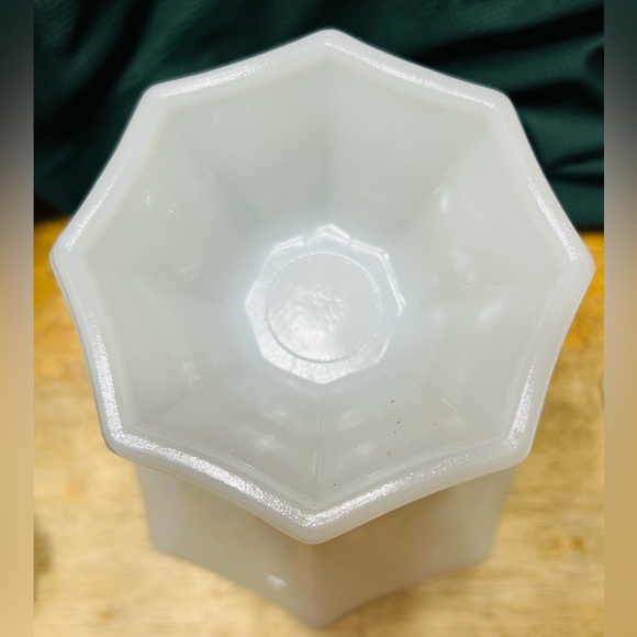 Vintage Anchor Hocking Milk Glass Harvest Grape compote dish. Mint condition. - Picture 4 of 4